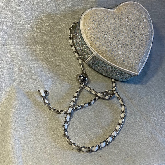 Betsey Johnson pearl swavorski Heart-Shaped Cream and Silver Bag - Picture 8 of 8